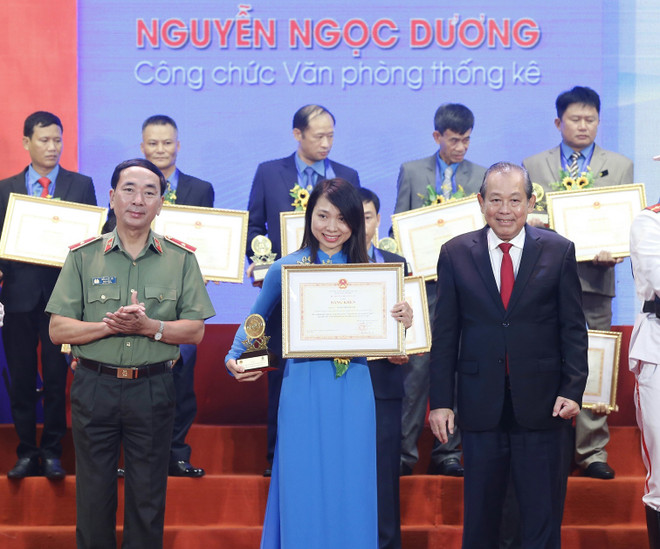 Trao tặng Bằng khen và biểu trưng của Bộ Công an cho các tập thể, cá nhân có thành tích xuất sắc trong phong trào toàn dân bảo vệ an ninh Tổ quốc. (Ảnh: Doãn Tấn/TTXVN) Biểu dương điển hình tiên tiến trong phong trào bảo vệ an ninh Tổ quốc ảnh 1