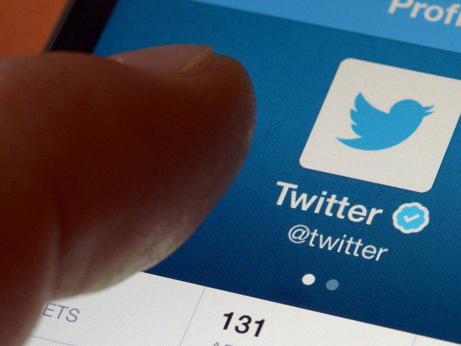 Biểu tượng của Twitter trên màn hình điện thoại. (Ảnh: AFP) Twitter lần đầu công bố các mục tiêu dài hạn, doanh thu 7,5 tỷ USD ảnh 1