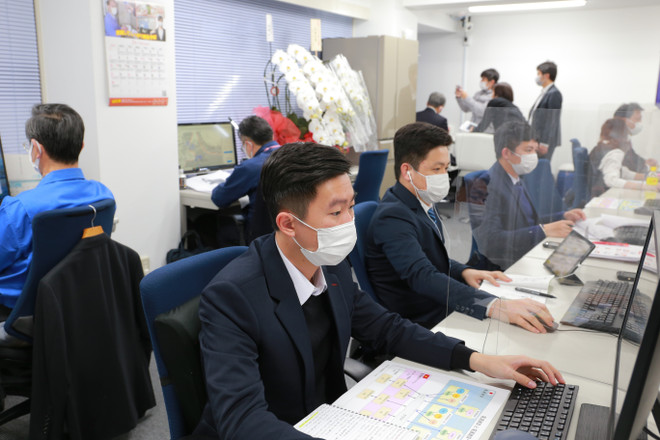 Các kỹ sư Việt Nam làm việc tại văn phòng của công ty Dentsu Nhật Bản ở Tokyo. (Ảnh: Đức Thịnh/TTXVN) Công ty Nhật Bản đánh giá cao kỹ năng, thái độ làm việc của kỹ sư Việt ảnh 1