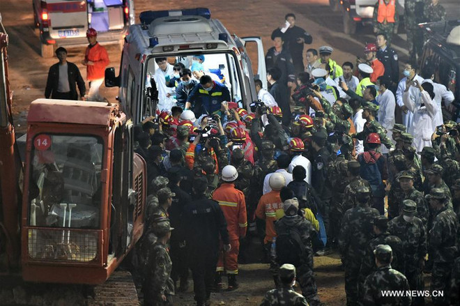 Cận cảnh cuộc giải cứu nạn nhân sống sót sau vụ lở đất ở Trung Quốc ảnh 10