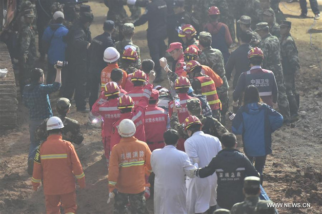 Cận cảnh cuộc giải cứu nạn nhân sống sót sau vụ lở đất ở Trung Quốc ảnh 9