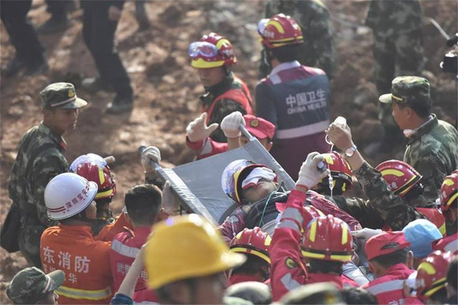 Cận cảnh cuộc giải cứu nạn nhân sống sót sau vụ lở đất ở Trung Quốc ảnh 2