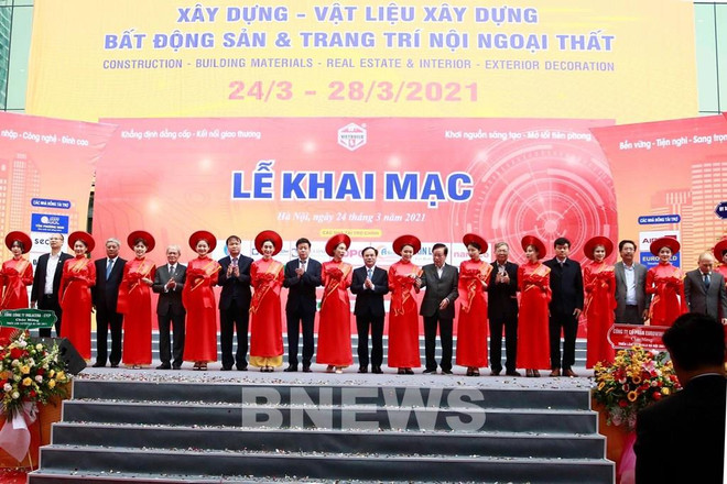 Khai mạc Triển lãm Quốc tế VIETBUILD Hà Nội 2021. (Ảnh: BNEWS) Triển lãm Quốc tế VIETBUILD Hà Nội 2021 thu hút hơn 1.000 gian hàng ảnh 1