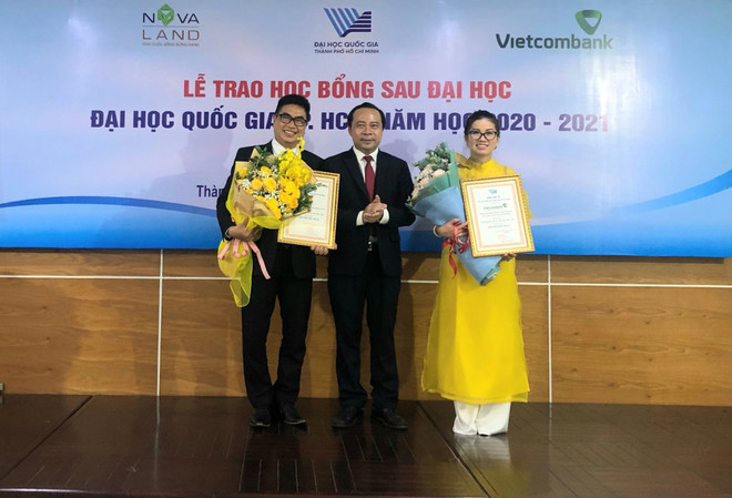 Phó Giáo sư, Tiến sỹ Vũ Hải Quân trao hoa và gửi lời cảm ơn tới các nhà tài trợ. Novaland trao 31 học bổng cho học viên, nghiên cứu sinh ĐHQG TP.HCM ảnh 2