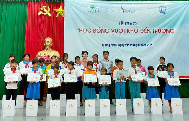Tập đoàn Novaland thông qua Quỹ bảo trợ trẻ em Việt Nam và Quỹ STF-Phạm Phú Thứ trao tặng 95 phần học bổng cho học sinh tại huyện Nam Trà My. Novaland trao 31 học bổng cho học viên, nghiên cứu sinh ĐHQG TP.HCM ảnh 3