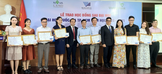 Phó Giáo sư, Tiến sỹ Vũ Hải Quân và Tổng Giám đốc Tập đoàn Novaland Bùi Xuân Huy trao học bổng cho các nghiên cứu sinh có thành tích xuất sắc. Novaland trao 31 học bổng cho học viên, nghiên cứu sinh ĐHQG TP.HCM ảnh 1