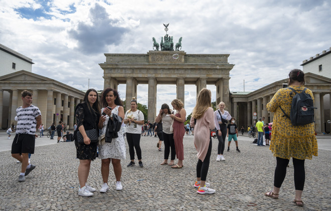 Khách du lịch tại Berlin, Đức ngày 4/8/2020, trong bối cảnh dịch COVID-19 lan rộng. (Ảnh: AFP/TTXVN) WHO cảnh báo dịch bệnh ở Bắc bán cầu, số ca mắc ở châu Âu cao báo động ảnh 2