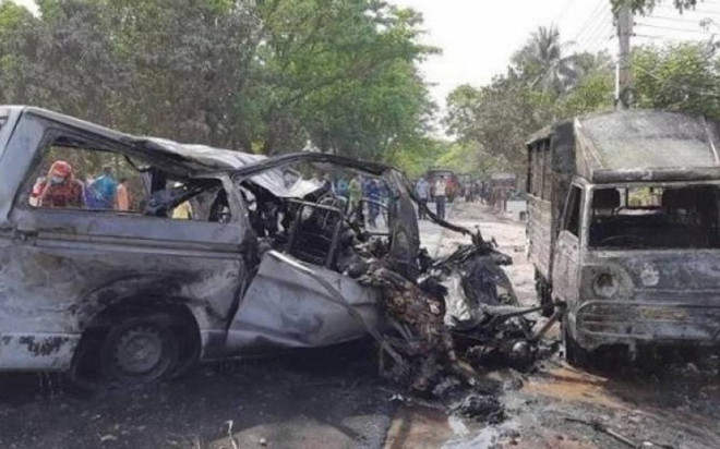 Bangladesh: Xe buýt bốc cháy sau tai nạn, ít nhất 17 người thiệt mạng ảnh 1