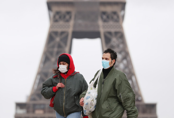 Người dân đeo khẩu trang phòng dịch COVID-19 tại thủ đô Paris, Pháp ngày 17/3/2021. (Ảnh: THX/TTXVN) Dịch COVID-19: Nợ công của Pháp tăng lên mức cao nhất kể từ năm 1949 ảnh 1