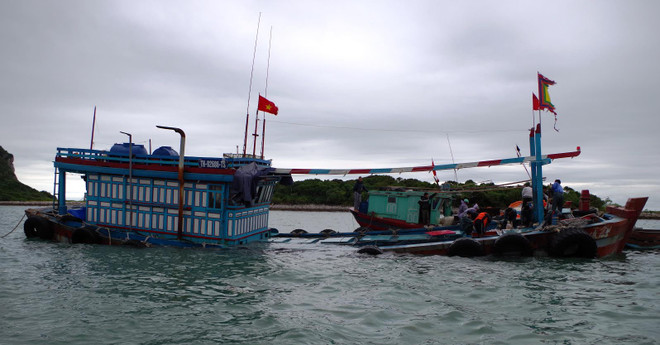 Tàu bị chìm trên biển, 12 thuyền viên được cứu nạn kịp thời ảnh 1