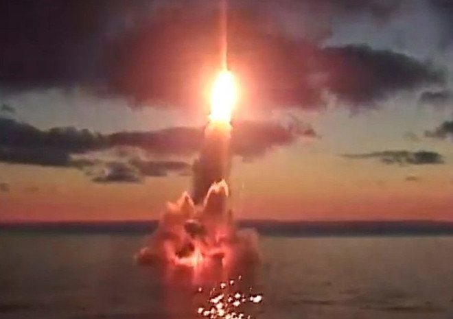 [Video] Tàu chiến Nga phóng tên lửa chống hạm rực sáng cả mặt biển ảnh 1