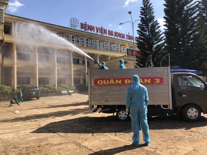 Quân đoàn 3 phun hóa chất khử khuẩn tại bệnh viện Đa khoa tỉnh Gia Lai. (Ảnh: Quang Thái/TTXVN) Gia Lai: Phạt 10 triệu đồng đối tượng đăng tin sai sự thật về COVID-19 ảnh 1
