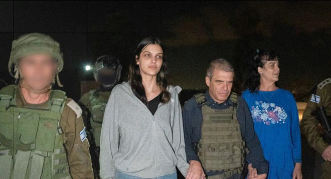 Xung đột Hamas-Israel: Hamas trả tự do cho 2 con tin người Mỹ ảnh 1