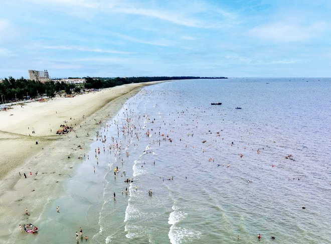 Quảng Ninh: Thành phố Móng Cái tấp nập khách du lịch dịp cuối tuần ảnh 2