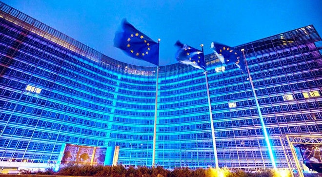 Trụ sở Liên minh châu Âu tại Brussels, Bỉ được trang trí với màu xanh tượng trưng cho lá cờ của Liên hợp quốc. (Nguồn: Twitter) Sắc màu chào mừng kỷ niệm 75 năm thành lập Liên hợp quốc tại châu Âu ảnh 1