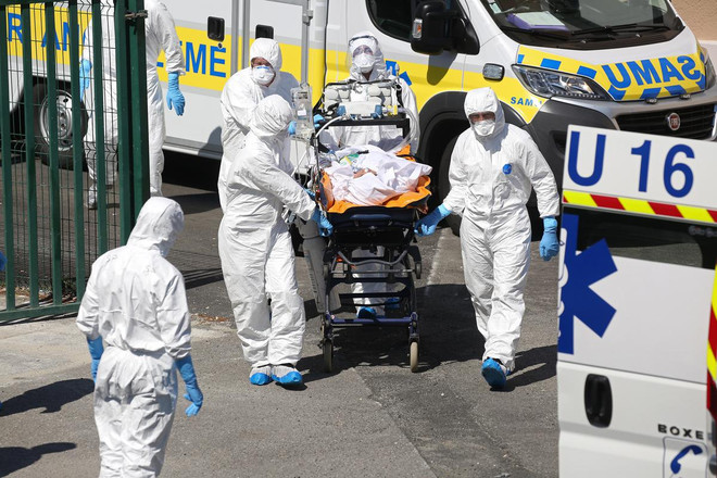 Pháp 'sơ tán' các bệnh nhân COVID-19 nặng khỏi vùng thủ đô Paris ảnh 1