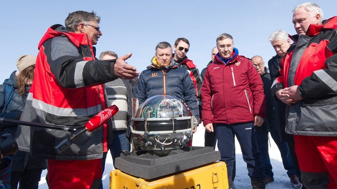 Nga thả kính viễn vọng xuống hồ Baikal để quan sát vũ trụ ảnh 1