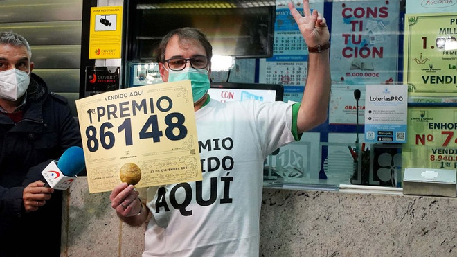 Người dân Tây Ban Nha ăn mừng trúng thưởng siêu xổ số 'El Gordo' ảnh 1