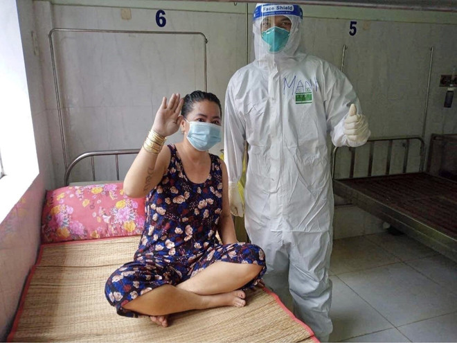 Điều trị cho bệnh nhân COVID-19. (Ảnh: TTXVN) Tiền Giang: Gần 11.000 bệnh nhân COVID-19 khỏi bệnh, được xuất viện ảnh 1