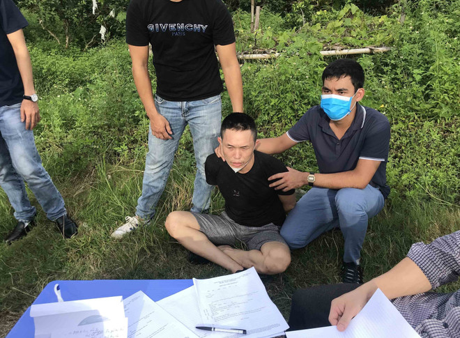 Bắt giữ đối tượng vận chuyển ma túy. (Ảnh: TTXVN) Cảnh sát đấu súng với đối tượng buôn ma túy bị truy nã đặc biệt ảnh 1