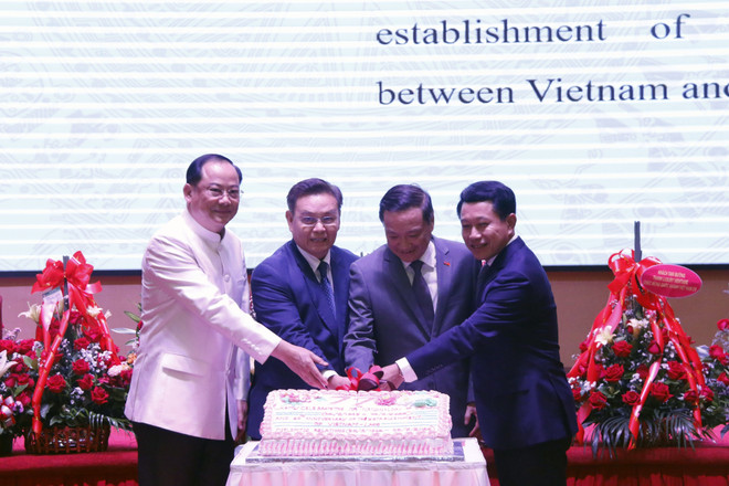 Đại sứ Nguyễn Bá Hùng cùng các lãnh đạo Lào cắt bánh mừng 77 năm ngày Quốc khánh Việt Nam và kỷ niệm 60 năm ngày Việt Nam-Lào thiết lập quan hệ ngoại giao. (Ảnh: Phạm Kiên/TTXVN) Giữ gìn và phát triển quan hệ hữu nghị đặc biệt Việt Nam-Lào ảnh 1