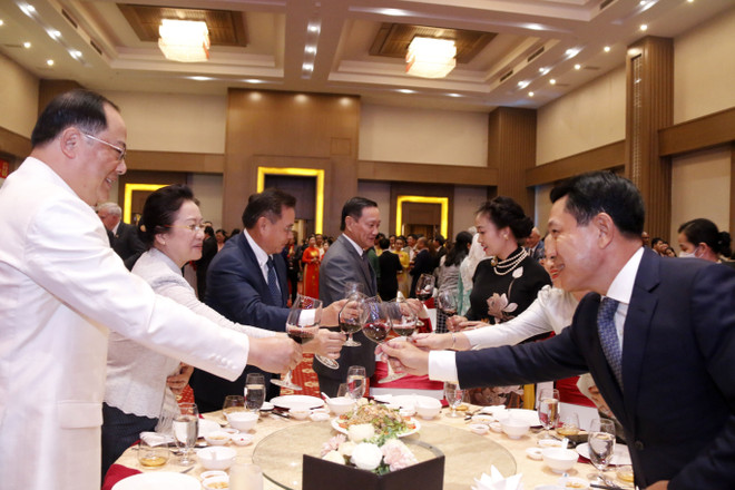Đại sứ Nguyễn Bá Hùng cùng phu nhân và các lãnh đạo cấp cao của Lào và phu nhân nâng cốc chào mừng 77 năm Quốc khánh Việt Nam và kỷ niệm 60 năm ngày Việt Nam-Lào thiết lập quan hệ ngoại giao. (Ảnh: Phạm Kiên/TTXVN) Giữ gìn và phát triển quan hệ hữu nghị đặc biệt Việt Nam-Lào ảnh 2