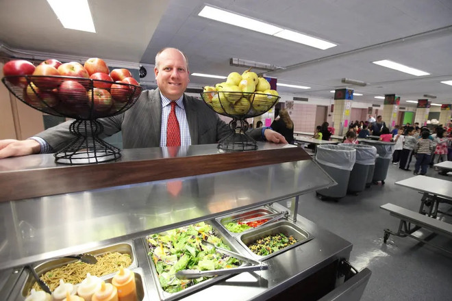 Cựu quan chức Mỹ bị buộc tội nhận hối lộ để đưa gà bẩn vào trường học ảnh 1