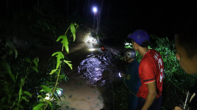 Bình Phước: Xuyên đêm tìm kiếm bé trai bị cuốn trôi khi đi tắm suối ảnh 1