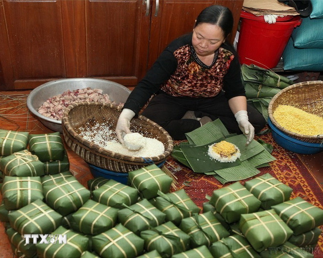 ttxvn-goi-banh-chung-01-resize-1167.jpg