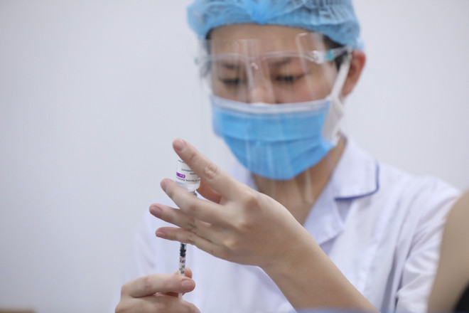 Nhân viên y tế tiêm vaccine phòng COVID-19 cho người dân quận Hai Bà Trưng, ngày 27/10/2021. (Ảnh: Minh Quyết/TTXVN) Quỹ vaccine phòng COVID-19 nhận được hơn 8.791 tỷ đồng ảnh 1