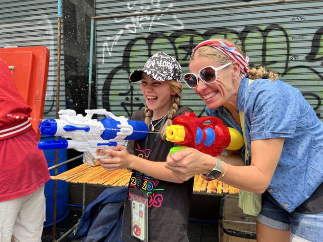 Tưng bừng lễ hội Songkran tại phố Tây Khao San ở thủ đô Thái Lan ảnh 3