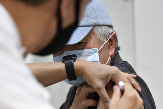 Nhân viên y tế tiêm vaccine cho người dân tại Sydney, Australia. (Ảnh: AFP/TTXVN) Australia: Bang NSW ghi nhận ca tử vong do uốn ván đầu tiên sau 30 năm ảnh 1