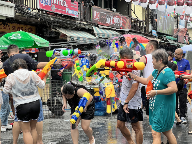Tưng bừng lễ hội Songkran tại phố Tây Khao San ở thủ đô Thái Lan ảnh 1