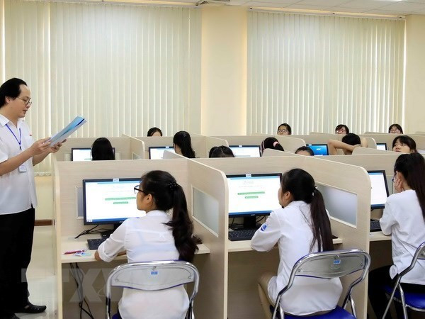 Giám thị phổ biến quy chế thi cho thí sinh trước giờ làm bài thi đánh giá năng lực môn Ngoại ngữ trên máy tính tại Đại học Quốc gia Hà Nội. (Ảnh: Quý Trung/TTXVN) Thông tin về các bài thi đánh giá năng lực học sinh phổ thông năm 2021 ảnh 1