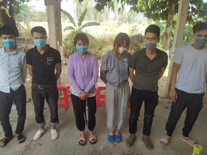 Các đối tượng vượt biên trái phép bị bắt giữ. (Ảnh: Thanh Bình/TTXVN) Long An bắt giữ 14 đối tượng vượt biên trái phép sang Campuchia ảnh 1