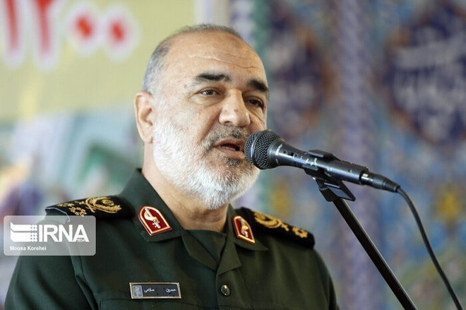 Người đứng đầu Lực lượng Vệ binh cách mạng Hồi giáo Iran (IRGC), Thiếu tướng Hossein Salami phát biểu trong cuộc duyệt binh của các lực lượng vũ trang Iran ở Tehran, ngày 22/9/2022. (Ảnh: IRNA/TTXVN) Anh áp đặt trừng phạt với quan chức Vệ binh Cách mạng Hồi giáo Iran ảnh 1