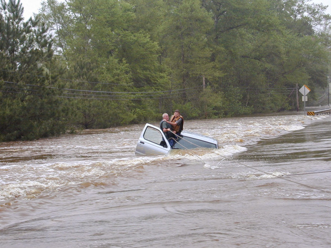 Mỹ: Lũ quét khủng khiếp cuốn trôi 7 người trong xe ôtô ảnh 1