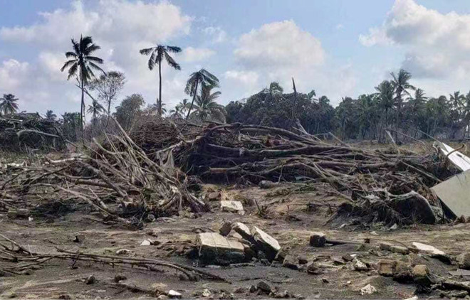 Cảnh tàn phá sau thảm họa núi lửa phun trào và sóng thần tại Nuku'alofa, Tonga, ngày 19/1/2022. (Ảnh: THX/TTXVN) Quốc tế tích cực viện trợ Tonga sau thảm họa núi lửa và sóng thần ảnh 1