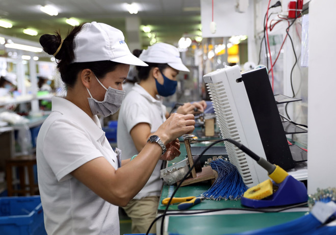 Dây chuyền sản xuất, lắp ráp linh kiện cho bếp gas của Công ty TNHH Paloma Việt Nam tại khu công nghiệp, đô thị VSIP Hải Phòng. (Ảnh: Danh Lam/TTXVN) Dịch COVID-19: Để doanh nghiệp FDI yên tâm đầu tư lâu dài tại Việt Nam ảnh 2
