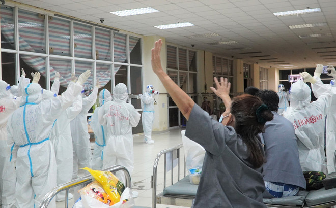 Cả bệnh nhân và đội ngũ y bác sỹ cùng hòa chung tiếng hát vui Tết Trung thu tại Bệnh viện Dã chiến thu dung và điều trị số 1 Thành phố Hồ Chí Minh. (Ảnh: HDCD/TTXVN phát) TP.HCM: Kiểm soát lây nhiễm và điều trị F0 đạt kết quả khả quan ảnh 2