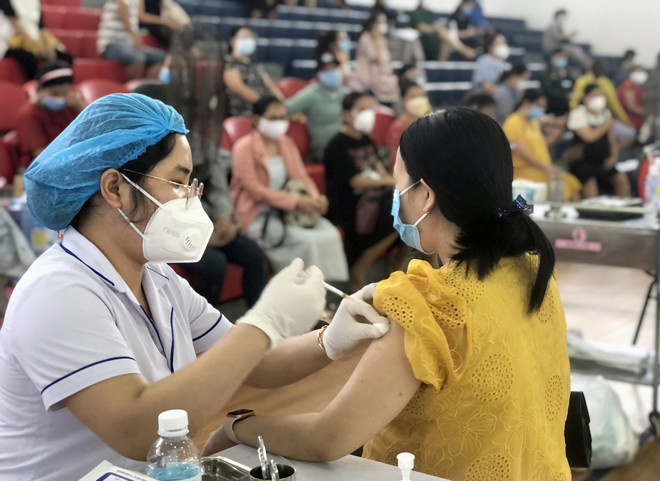 Tiêm vaccine phòng COVID-19 cho phụ nữ mang thai từ 13 tuần trở lên ở thành phố Quy Nhơn. (Ảnh: Nguyên Linh/TTXVN) Quỹ vaccine phòng dịch COVID-19 nhận được gần 8.693 tỷ đồng ảnh 1