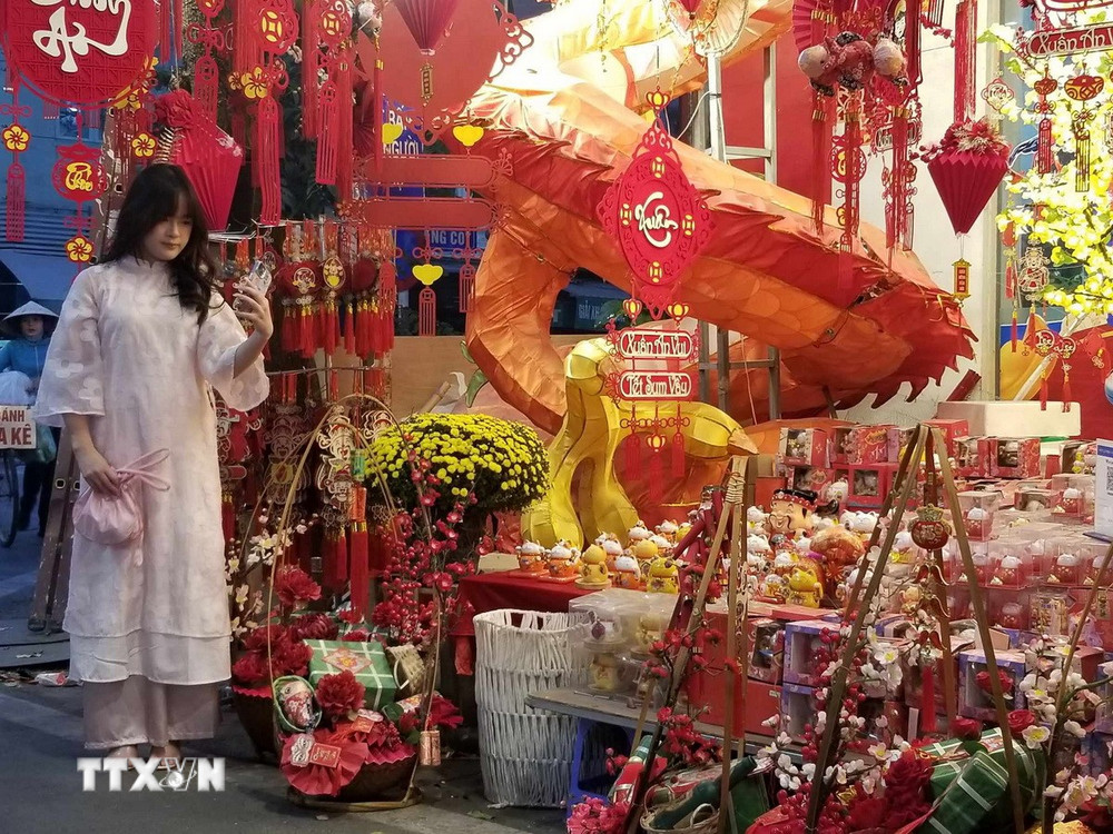 Hà Nội Ngập Tràn Không Khí Tết: Người Dân Đổ Xô Mua Sắm Cuối Năm