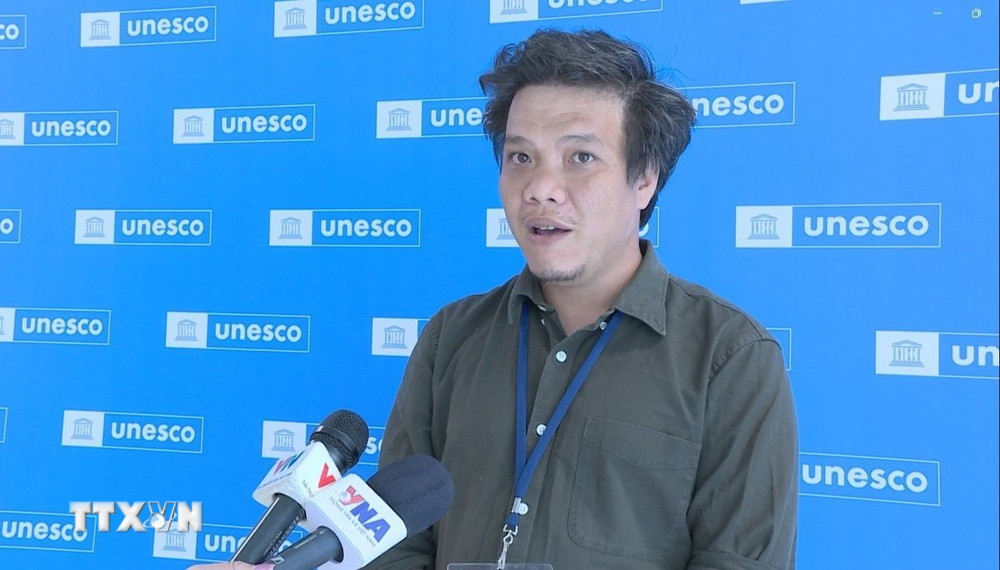 Phỏng vấn ông Đinh Đức Hoàng, Phó Tổng giám đốc Trung tâm Thông tin UNESCO. (Ảnh: Đào Dũng/TTXVN)