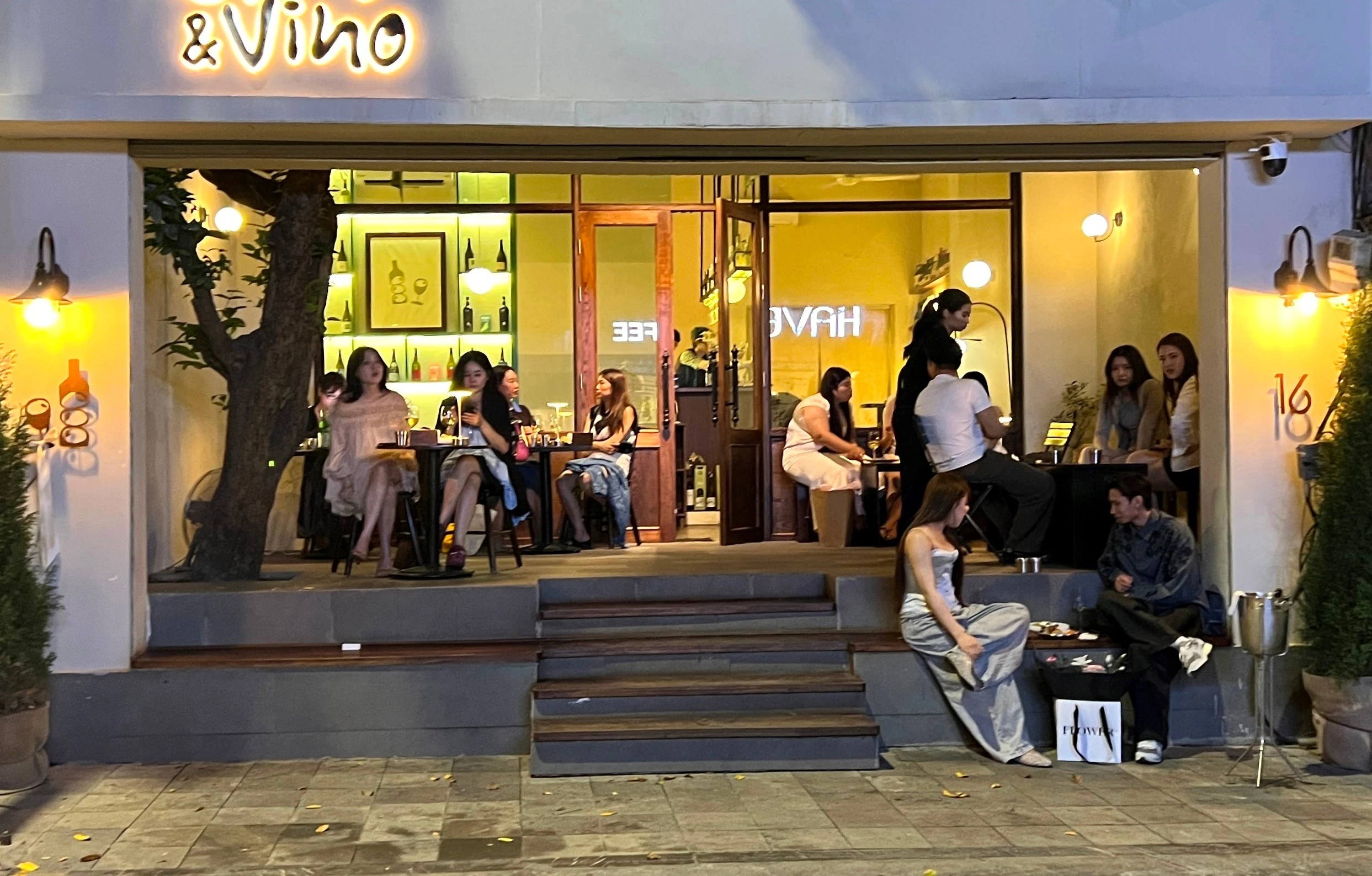 Vàng Vía Lên Ngôi: Trào Lưu Trải Nghiệm Mới Của Giới Trẻ Thủ Đô Hà Nội