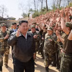 Ông Kim Jong Un thị sát đơn vị bộ binh cơ giới nhân dịp ngày thành lập quân đội