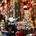 Năm nay, các mặt hàng trang trí Giáng sinh trên phố Hàng Mã trở nên phong phú, đa dạng về mẫu mã, nhiều sản phẩm được thiết kế tinh xảo, bắt mắt, thu hút sự chú ý của người tiêu dùng. (Ảnh: Nhật Minh/Vietnam+)