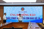 Bộ trưởng Bộ Tài chính Nguyễn Văn Thắng ủng hộ đồng bào bị thiệt hại. (Ảnh: BTC/Vietnam+)