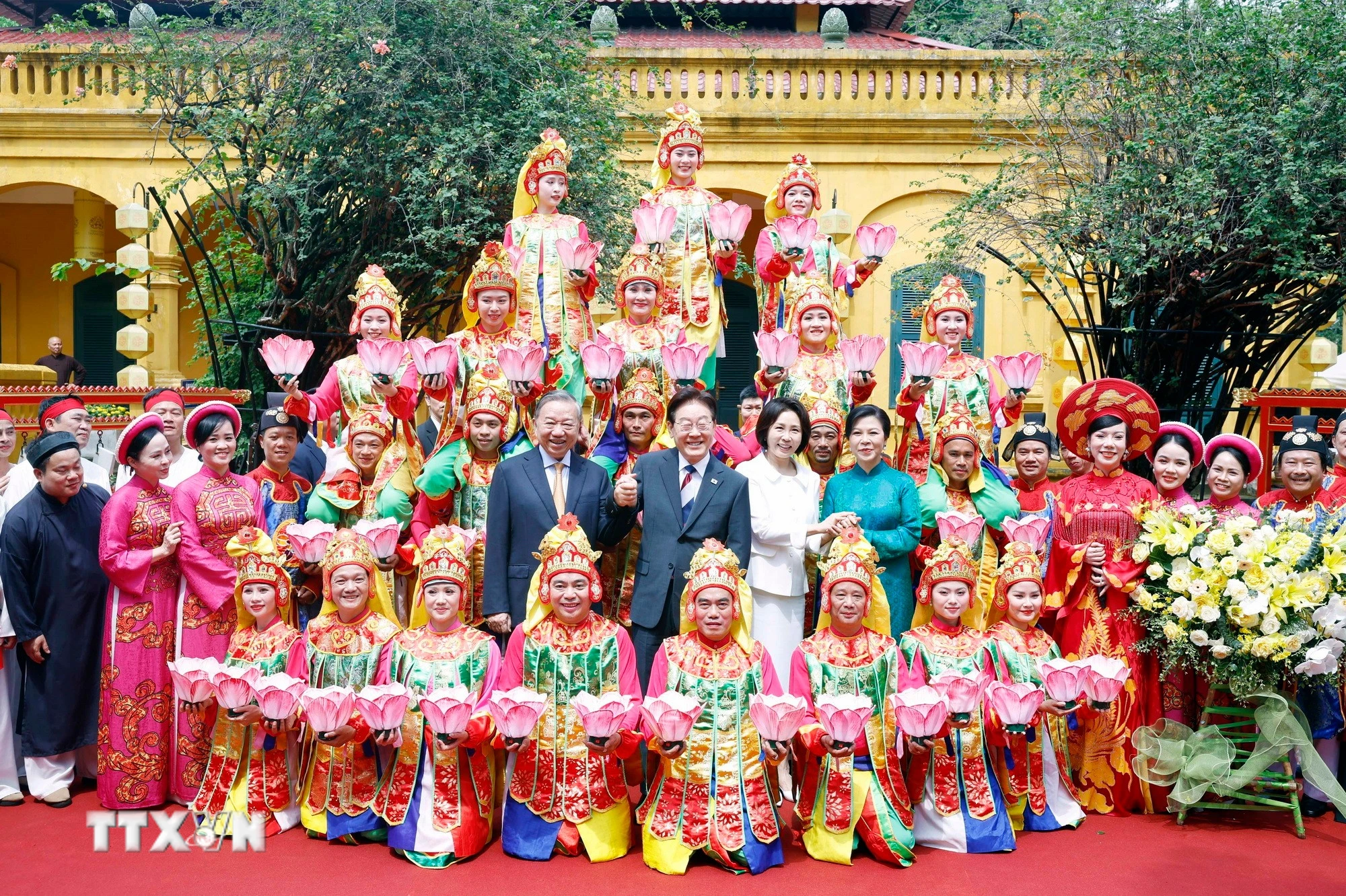 Tổng Bí thư, Chủ tịch nước và Phu nhân chủ trì chương trình hữu nghị đặc biệt tại Hoàng Thành Thăng Long