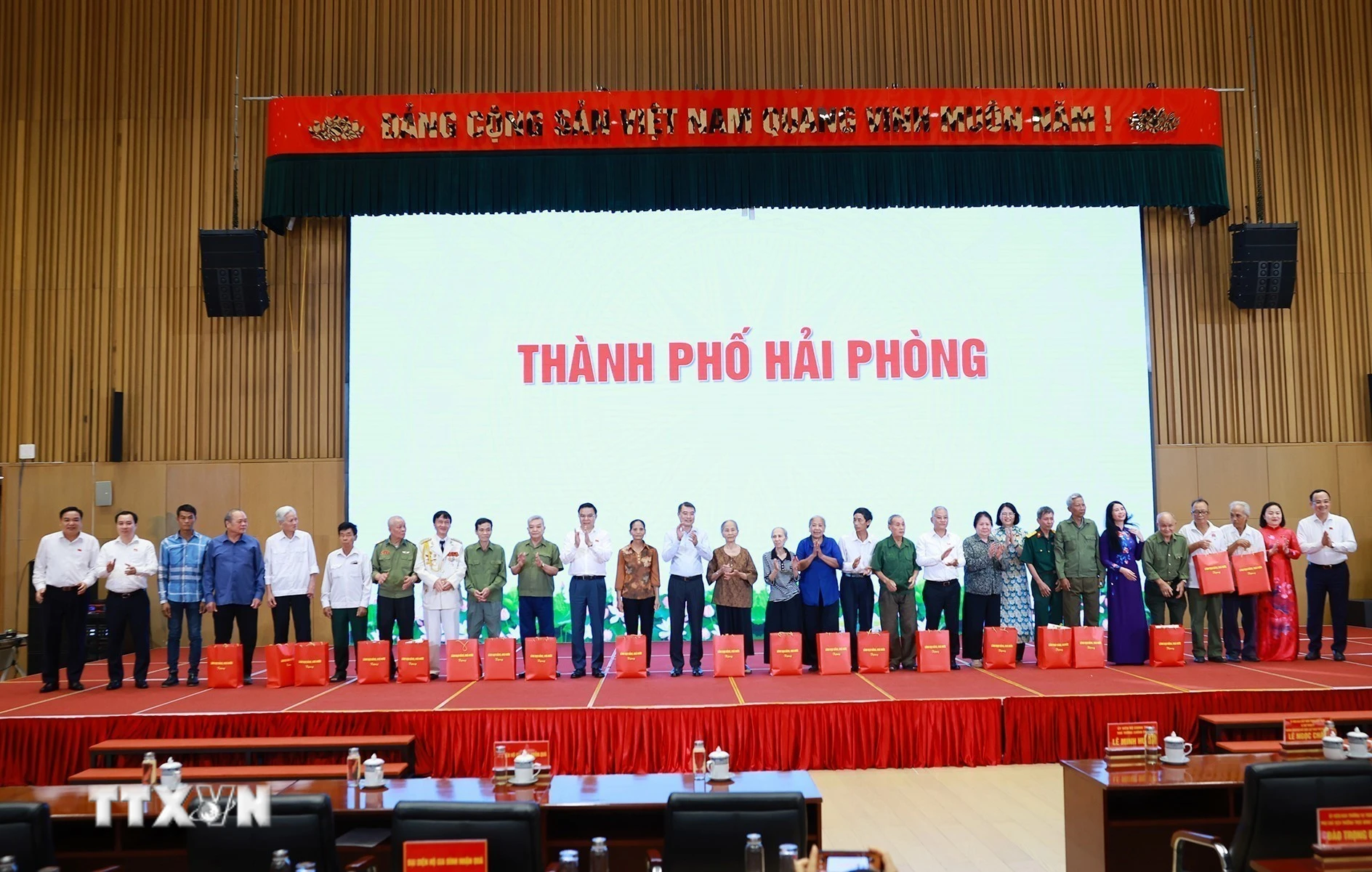 Thủ tướng Lê Minh Hưng tặng quà gia đình chính sách tại Hải Phòng