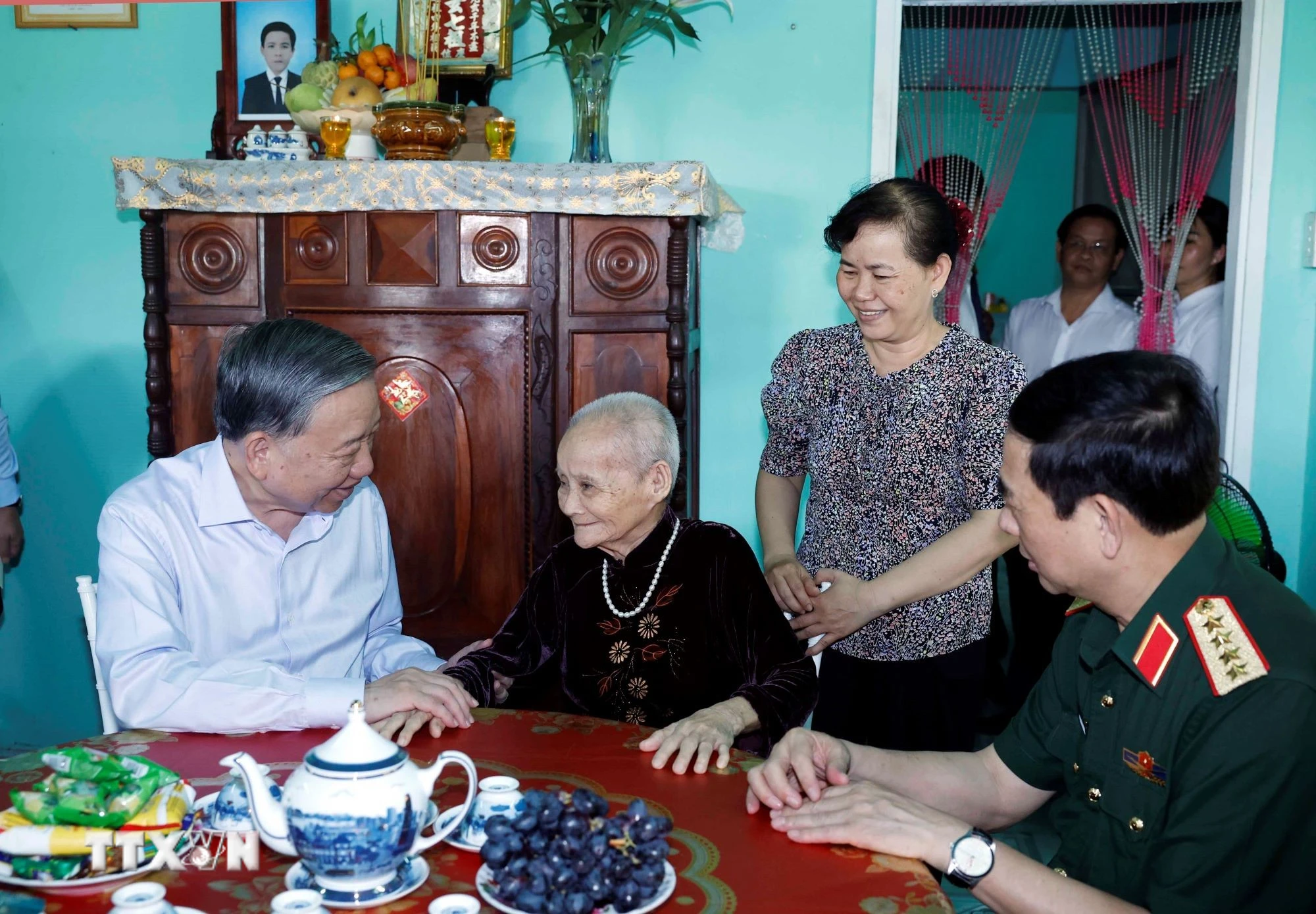 Tổng Bí thư, Chủ tịch nước thăm các nguyên lãnh đạo Đảng, Nhà nước và Mẹ Việt Nam Anh hùng